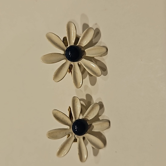 Vintage 2 Pair of Daisy Clip-on Earrings - Picture 5 of 7